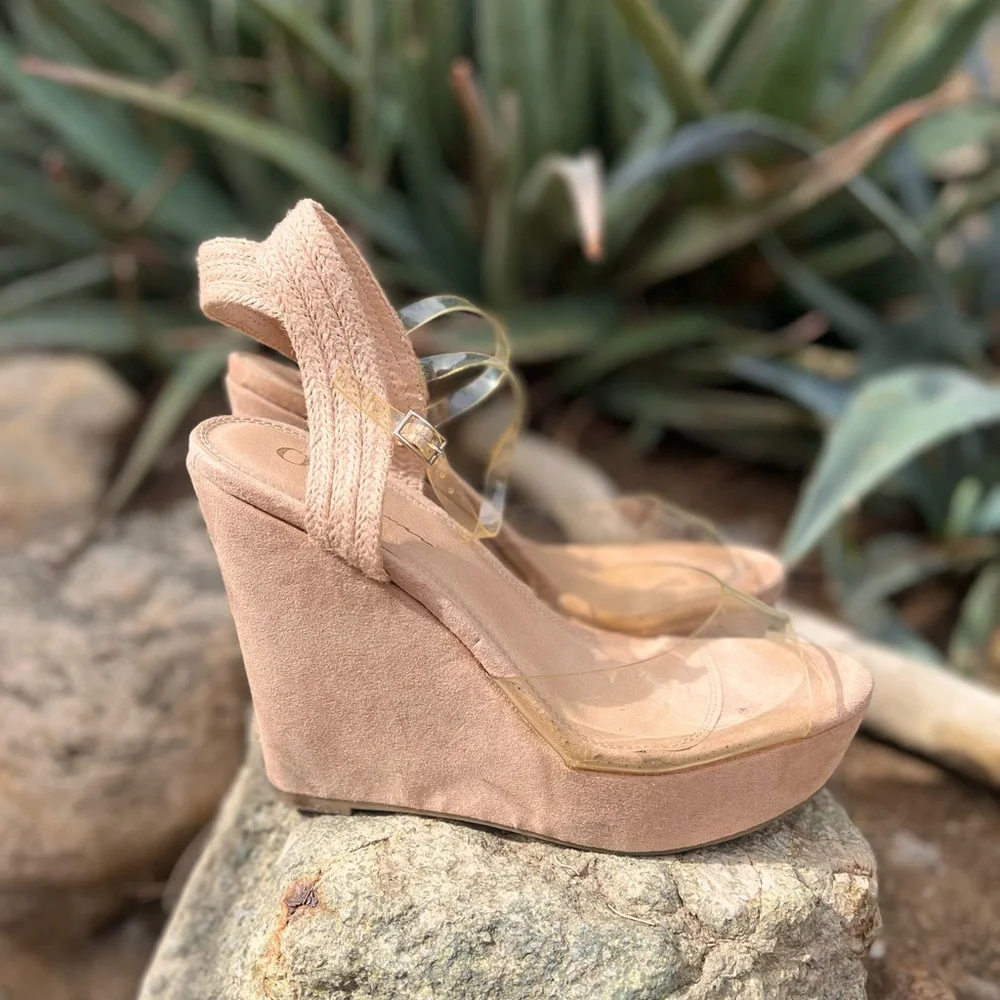 OLIVIA FERGUSON | Chic Tan Wedge Sandals 9